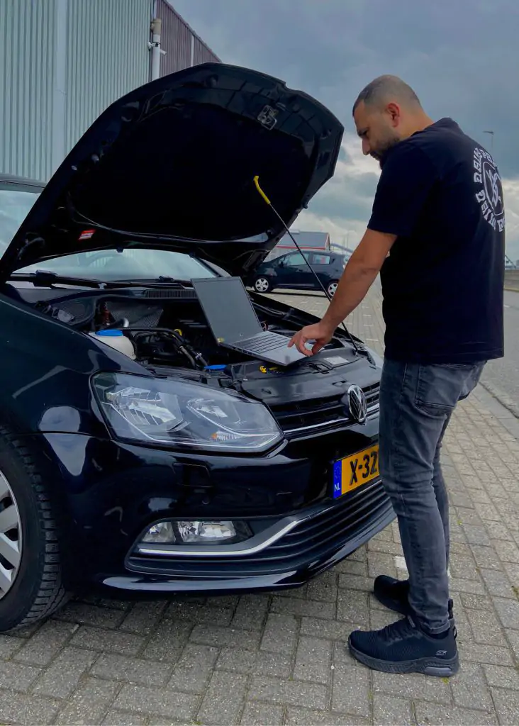 Only Fast monteur voert chiptuning op locatie uit bij een klant